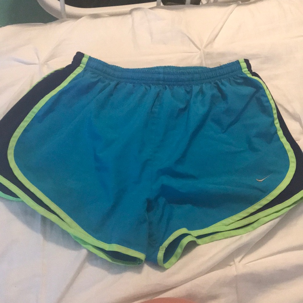 NIKE SHORTS SIZE M